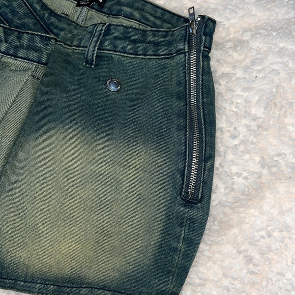 PrettyLittleThing Green Pleated Skater Mini Skirt - Picture 4 of 5